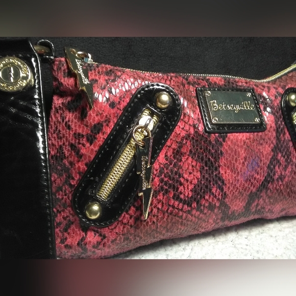 VINTAGE BETSEYVILLE /BETSEY JOHNSON Pink & Black SnakeWristlet W/ GOLD DETAILS - Picture 6 of 11